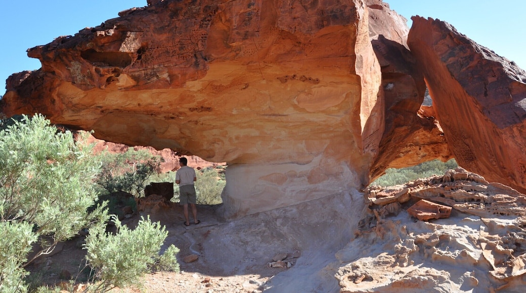 The rocks around Erldunda show an incredible range of colours, from white to pink to orange to deep dark red.