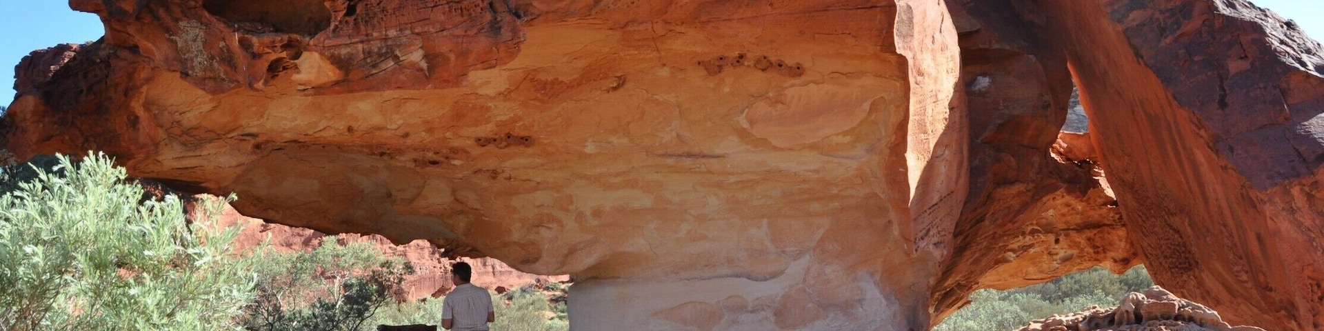 The rocks around Erldunda show an incredible range of colours, from white to pink to orange to deep dark red.
