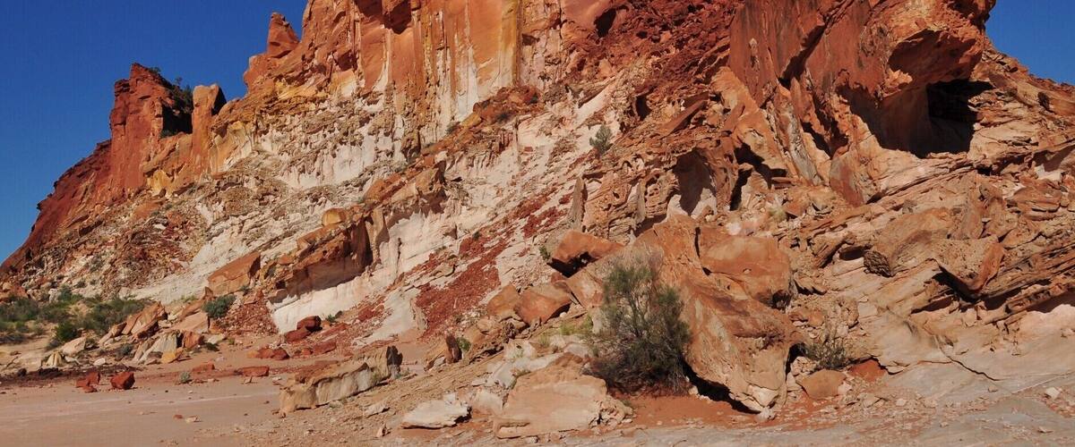 The rocks around Erldunda show an incredible range of colours, from white to pink to orange to deep red.