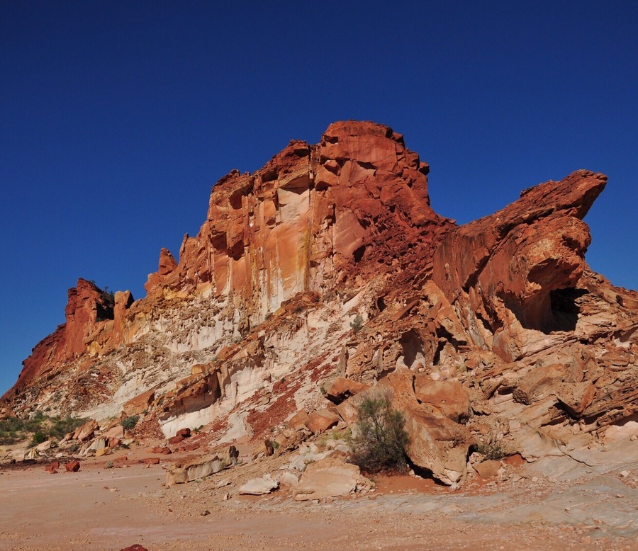 The rocks around Erldunda show an incredible range of colours, from white to pink to orange to deep red.