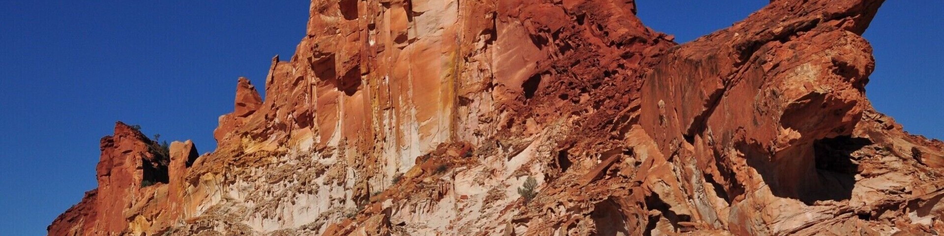 The rocks around Erldunda show an incredible range of colours, from white to pink to orange to deep red.