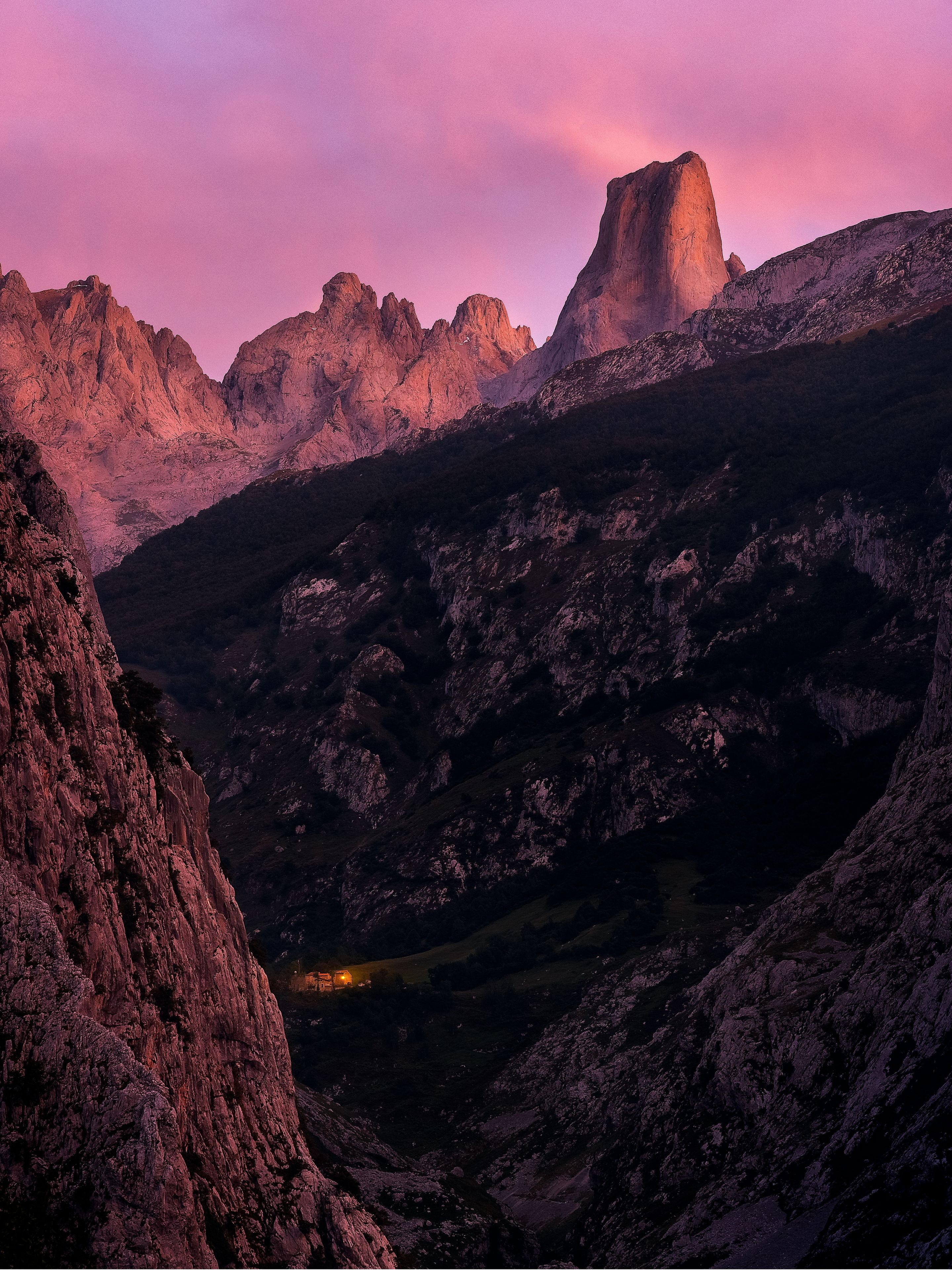 Un paysage montagneux accidenté, avec un sommet imposant et une vallée.