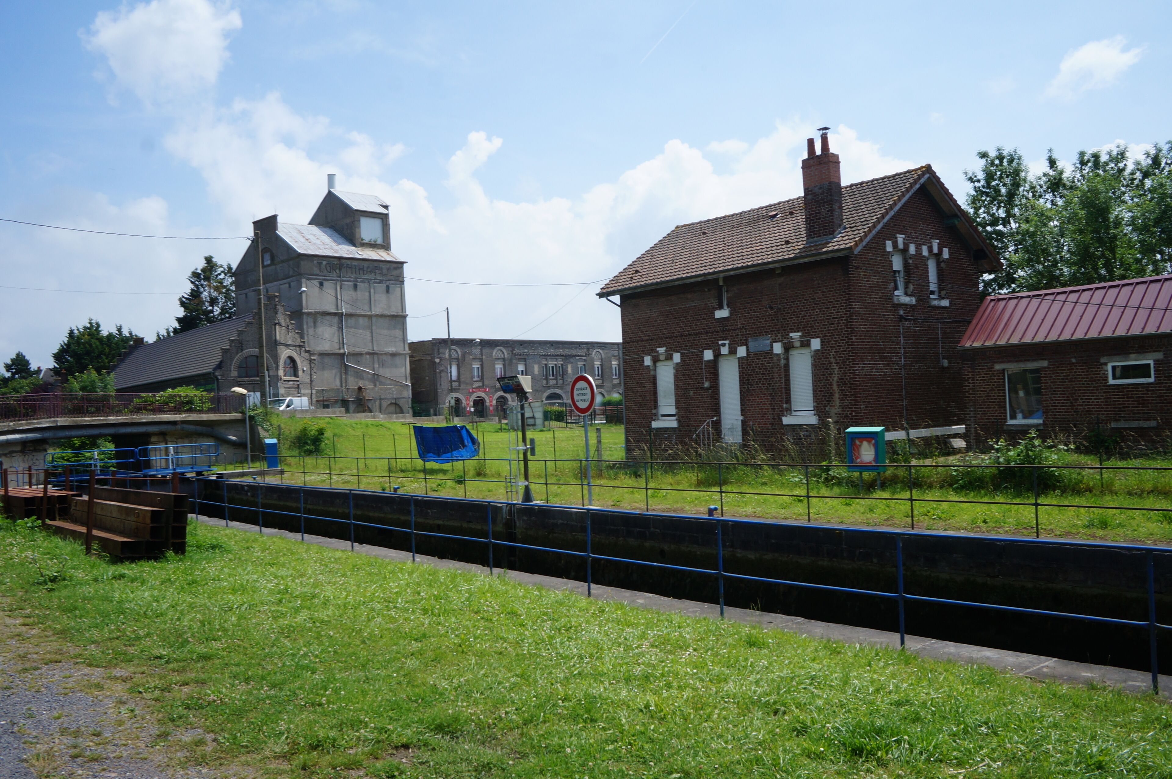 Autour de l' écluse sur la Scarpe d' Athies Pas-de-Calais .- Nord-Pas-de-Calais-Picardie