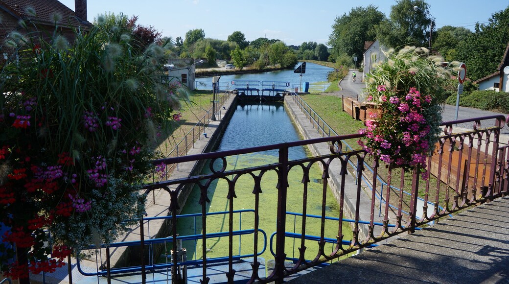 l' écluse sur la Scarpe d' Athies Pas-de-Calais .- Nord-Pas-de-Calais-Picardie