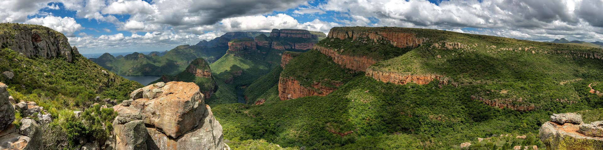 Paisaje cañonero con formaciones rocosas destacadas y vegetación exuberante.