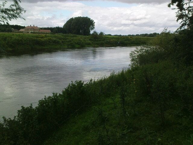 Sweet Hills Farm & the River Ouse Standing on the Beningborough side of the river, looking north west towards Sweet Hills Farm.