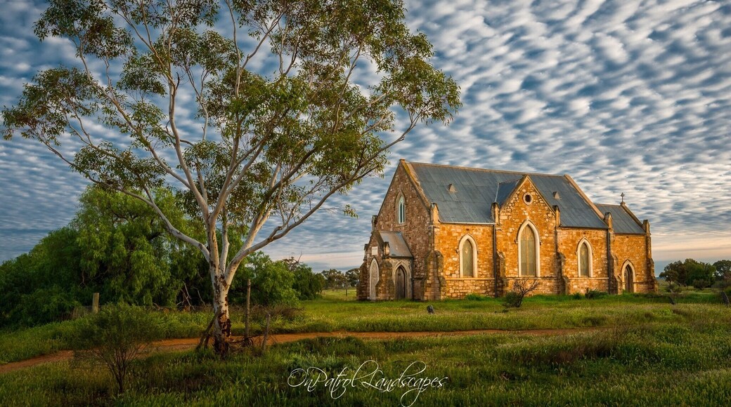 How cool is this old church in outback south Australia, looking stunning as the first morning light hits the bricks. Yep, the sky was pretty cool too 😊