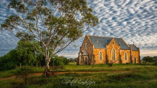 How cool is this old church in outback south Australia, looking stunning as the first morning light hits the bricks. Yep, the sky was pretty cool too 😊
