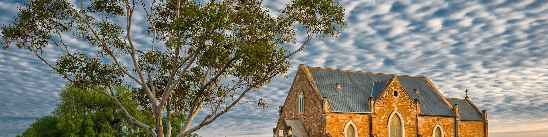 How cool is this old church in outback south Australia, looking stunning as the first morning light hits the bricks. Yep, the sky was pretty cool too 😊