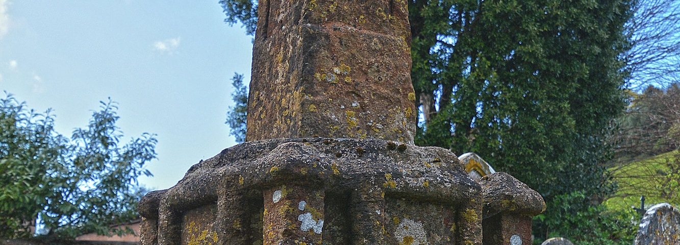 Wootton Courtenay : Church of All Saints - Churchyard Cross