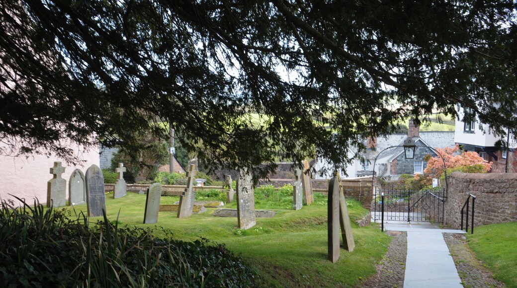 Wootton Courtenay : Church of All Saints - Churchyard