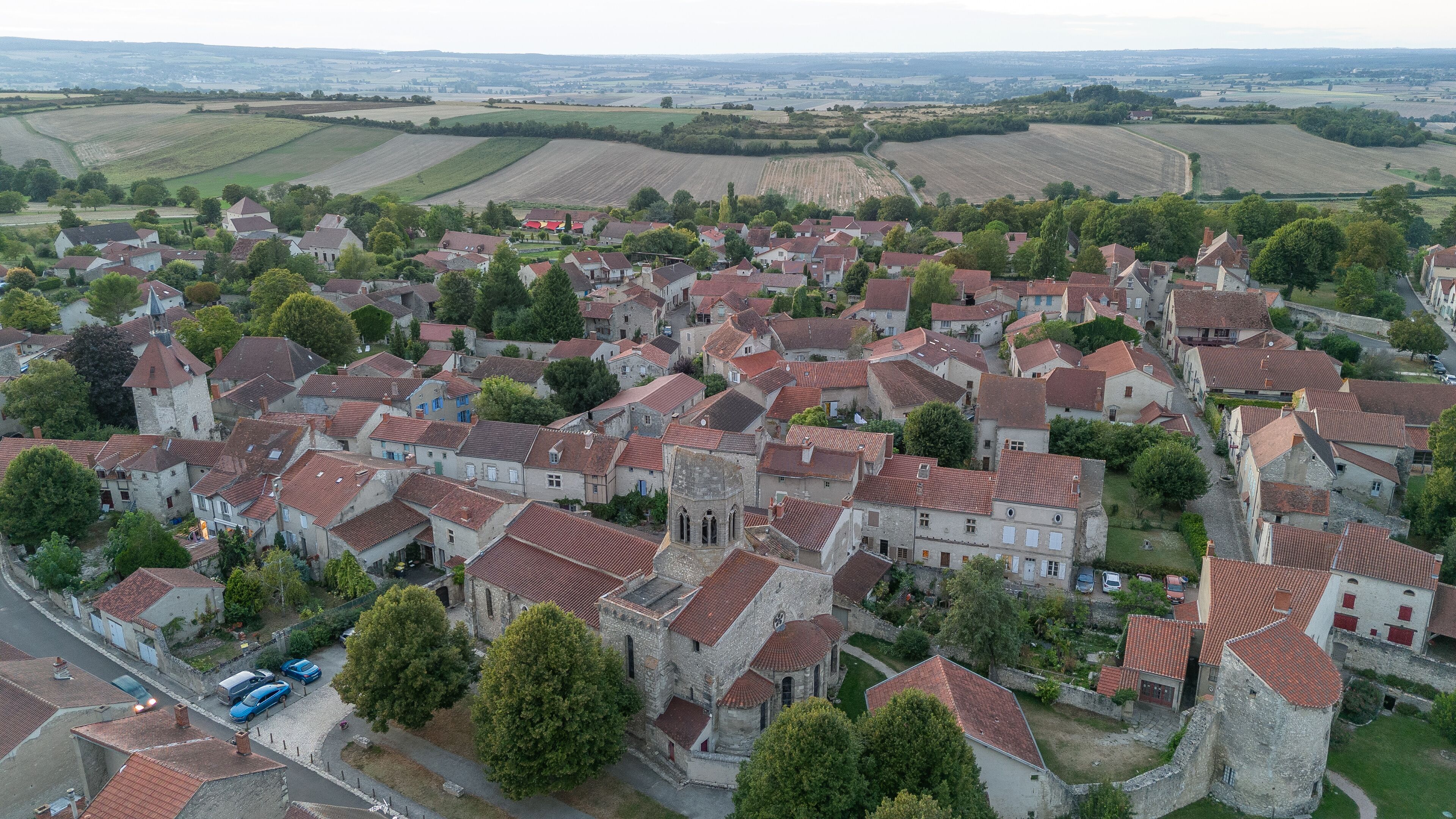 Le petit village de Charroux en Auvergne dans l'allier
