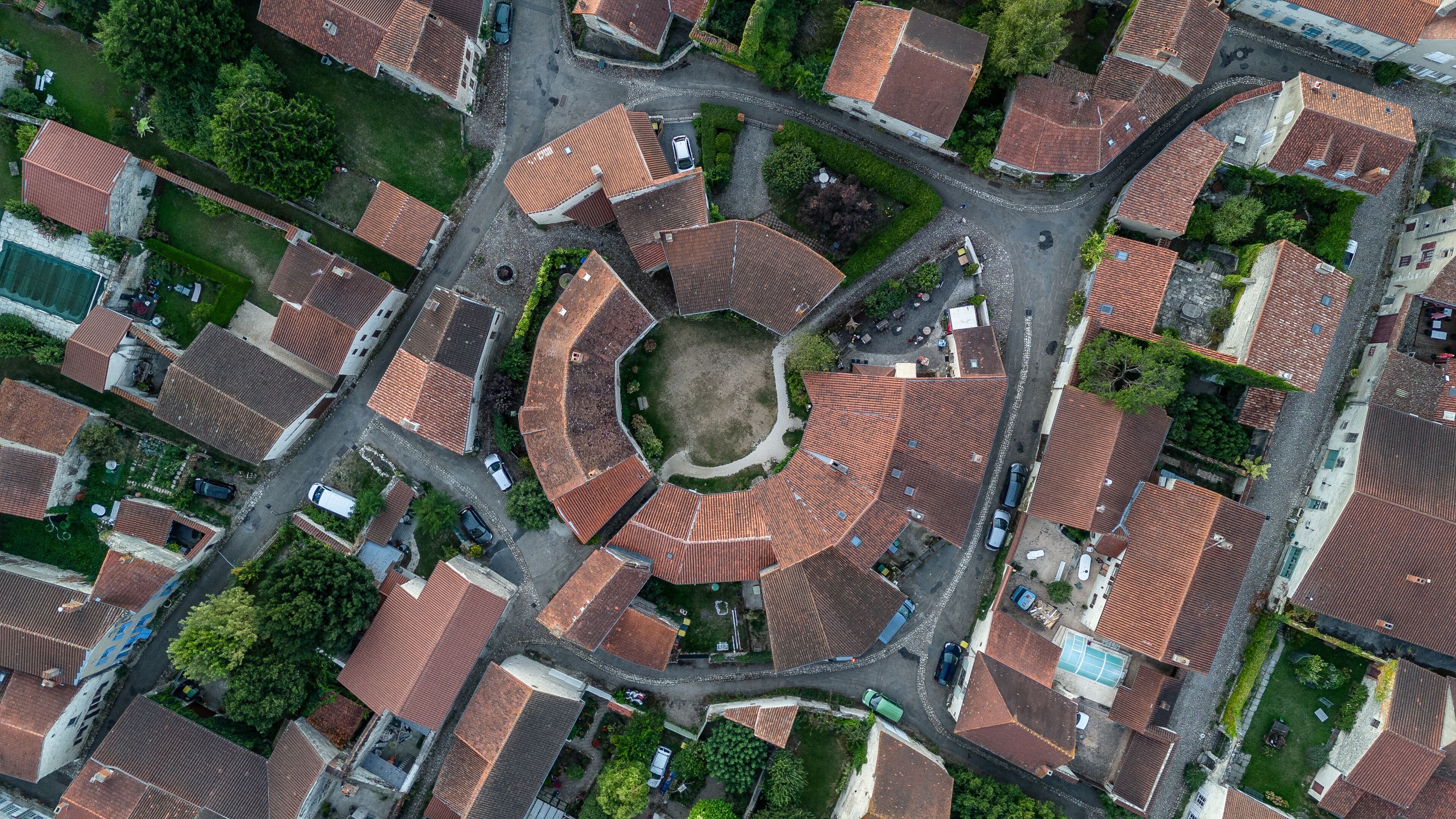 Le petit village de Charroux dans l'Allier en Auvergne proche de Vichy