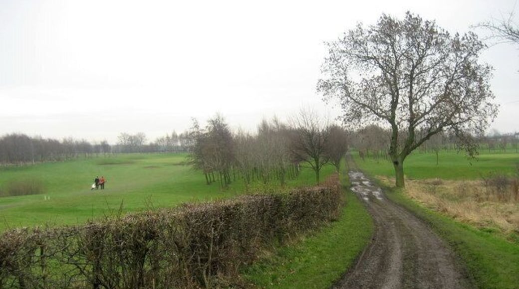 Track through Manor Golf Course Following a right of way between Tong Village and Drighlington.