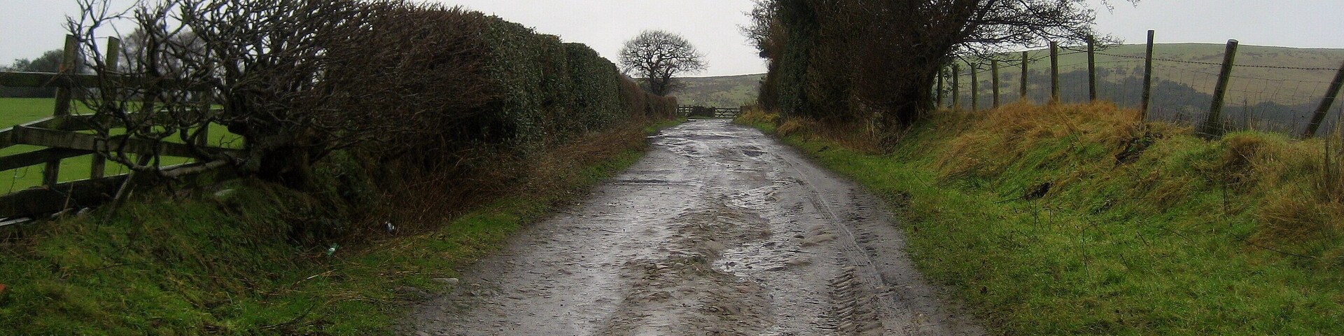 Track leading to Dean Clough Reservoir Well made track that leads from Goldacre Lane to the southern end of Dean Clough Reservoir.