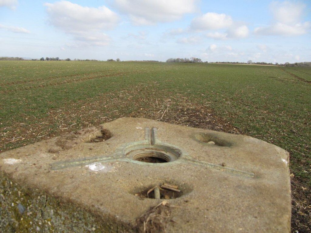 Towards Brightwell Barrow After what I was told I about what the channels were for I don't think this will be the Brightwell Barrow direction.
