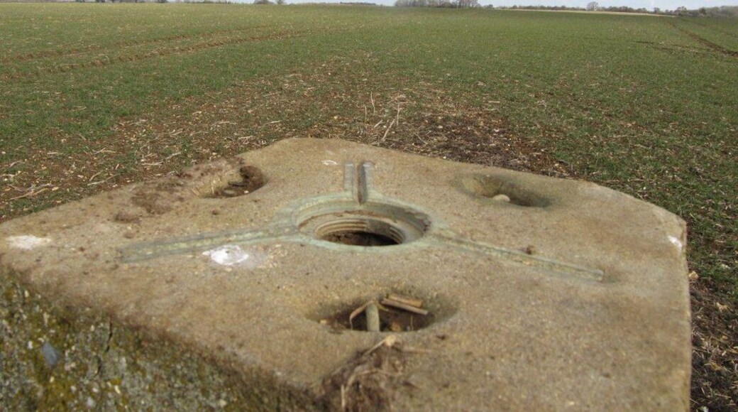 Towards Brightwell Barrow After what I was told I about what the channels were for I don't think this will be the Brightwell Barrow direction.