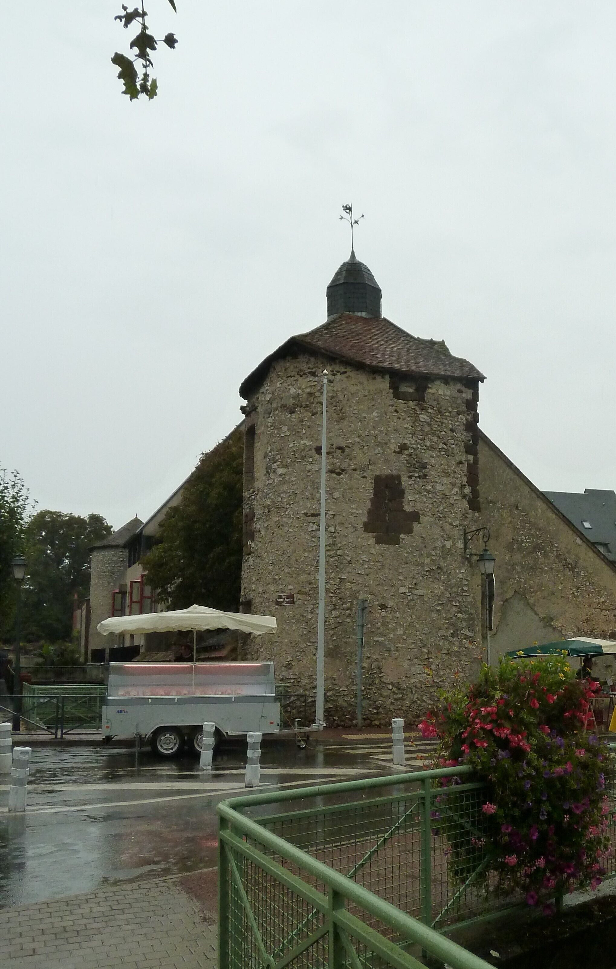 This building is indexed in the Base Mérimée, a database of architectural heritage maintained by the French Ministry of Culture, under the reference PA00096635 .
