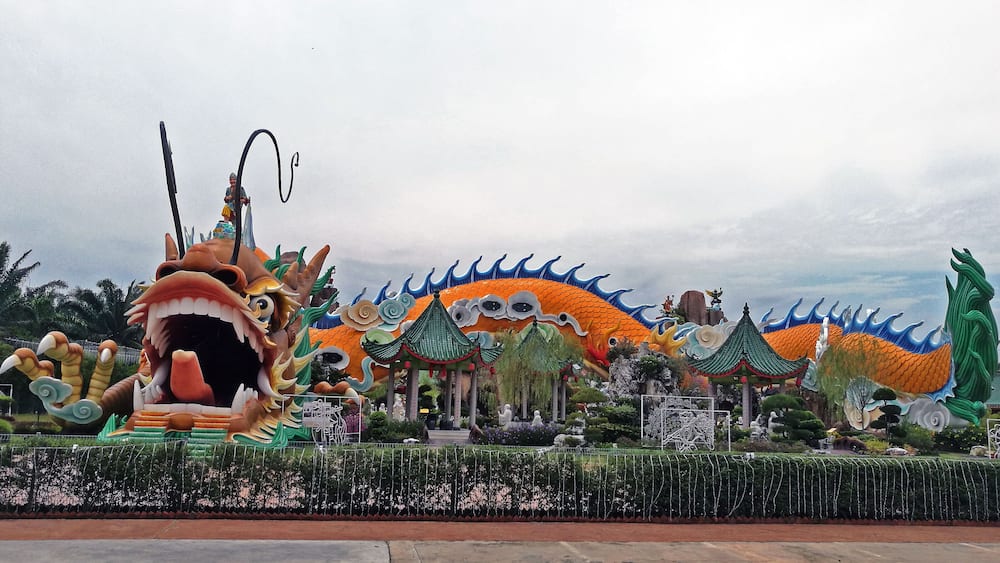 Fortune Dragon Temple at Yong Peng, Johor, Malaysia. There have a nice garden with a big dragon statue. But too bad that you need to paid for the entrance. Only special date is free entrance. Honestly I didn't pay for it, so I just shoot a photo from outside :D