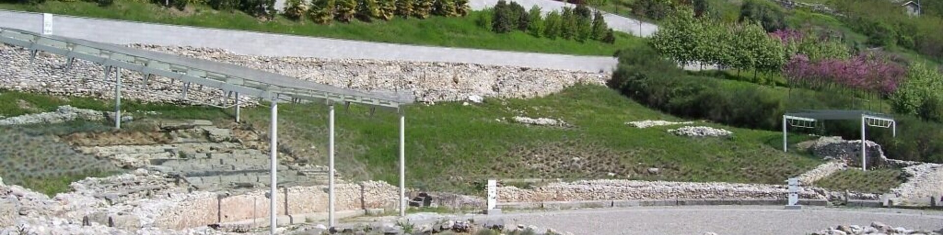 Una casa en una colina con un camino de piedra que lleva a ella.