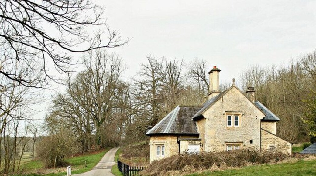 Temple Lodge In the Orchardleigh Park estate. There is a good looking golf course behind and to the left of the camera position.