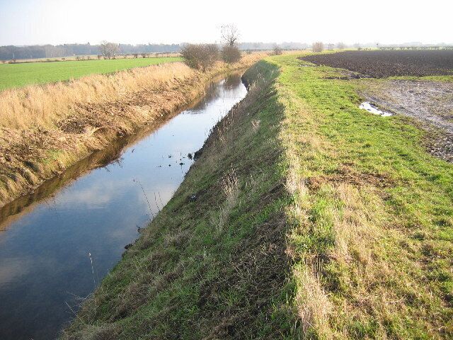Drain at SE922275, west of Elloughton, East Riding of Yorkshire, England. The rough track stops near here at SE922275. This view from the track end looking SE along the drain which flows through open farmland.