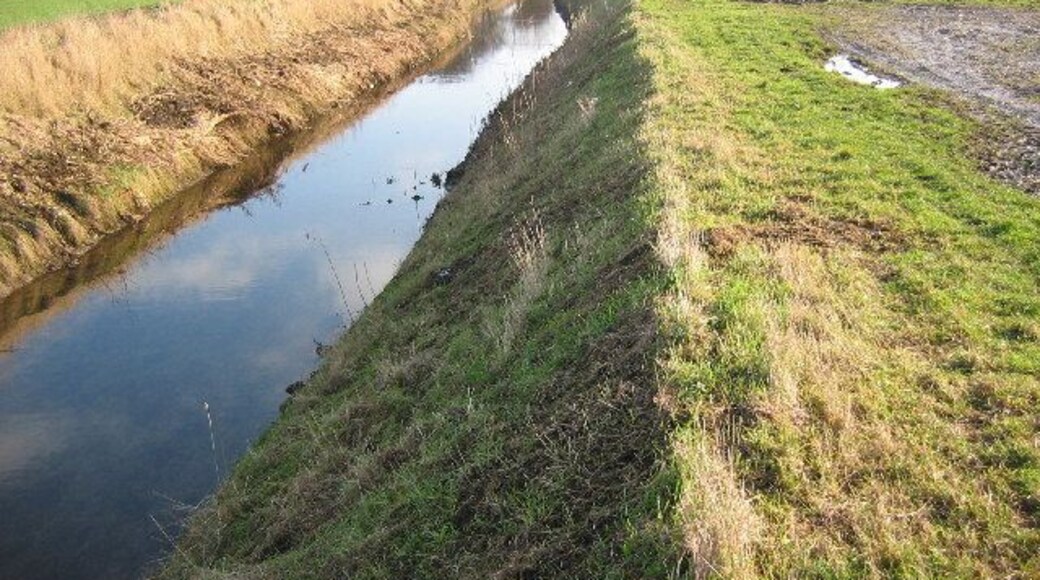 Drain at SE922275, west of Elloughton, East Riding of Yorkshire, England. The rough track stops near here at SE922275. This view from the track end looking SE along the drain which flows through open farmland.