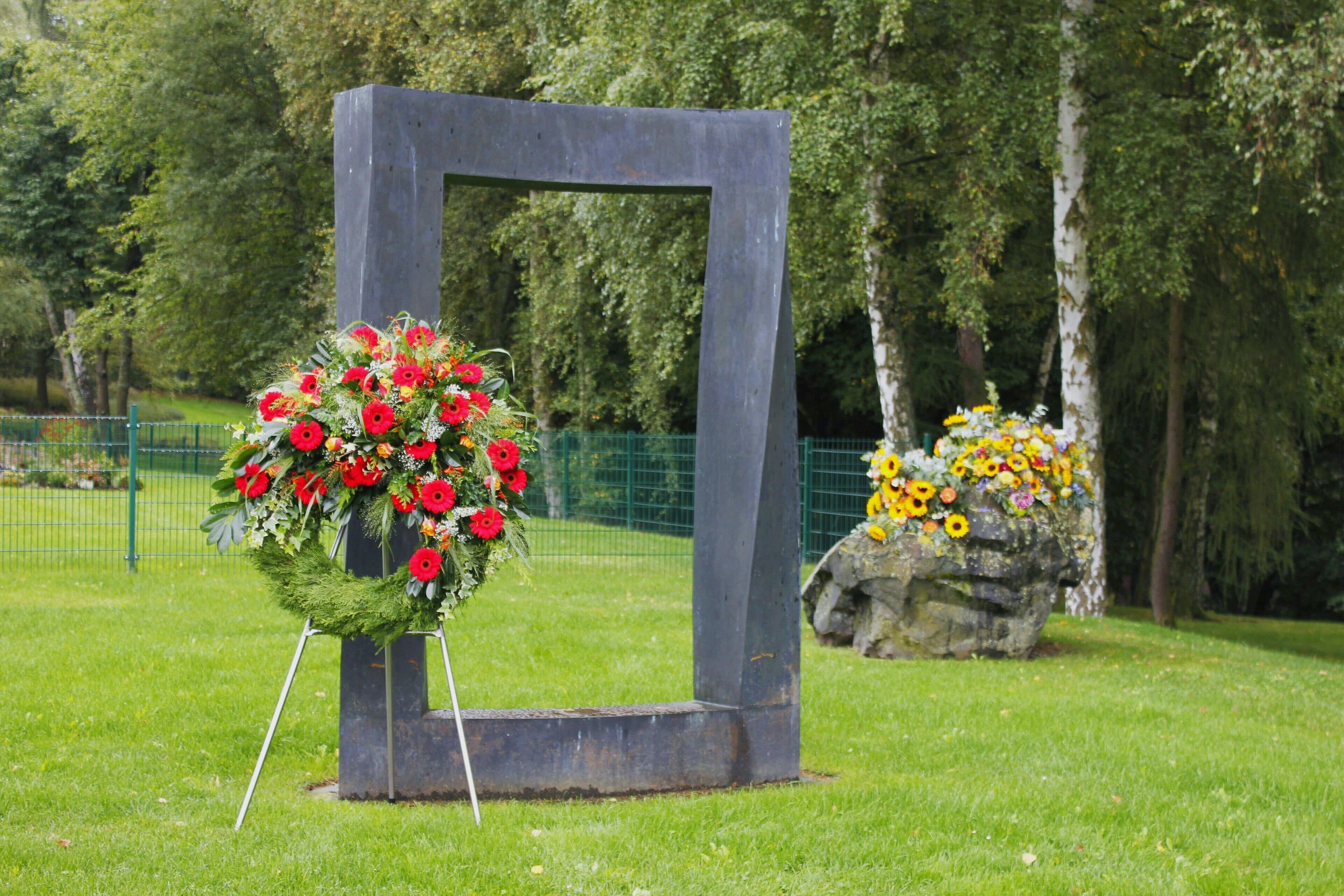 Das Kunstwerk steht zwischen Rhein-Taunus Krematorium und dem Friedhof in Dachsenhausen und soll das Tor zwischen den Welten symbolisieren.