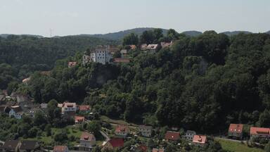 Burg Egloffstein - Ansicht der Burg vom Pfarrfelsen aus