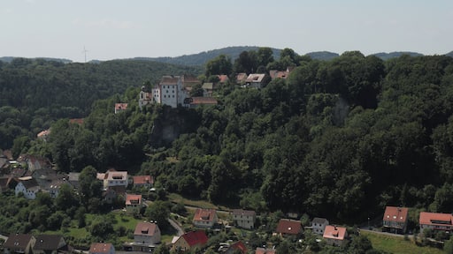 Burg Egloffstein - Ansicht der Burg vom Pfarrfelsen aus