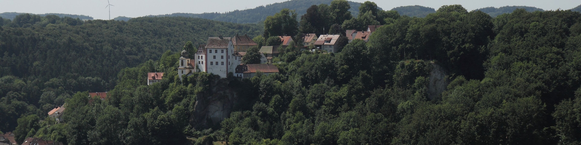 Burg Egloffstein - Ansicht der Burg vom Pfarrfelsen aus