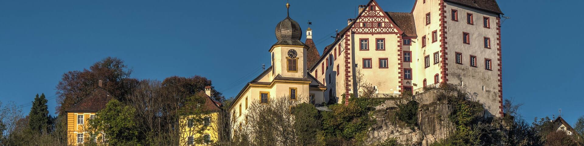 This is a photograph of an architectural monument. It is on the list of cultural monuments of Bayern, no. D-4-74-124-1