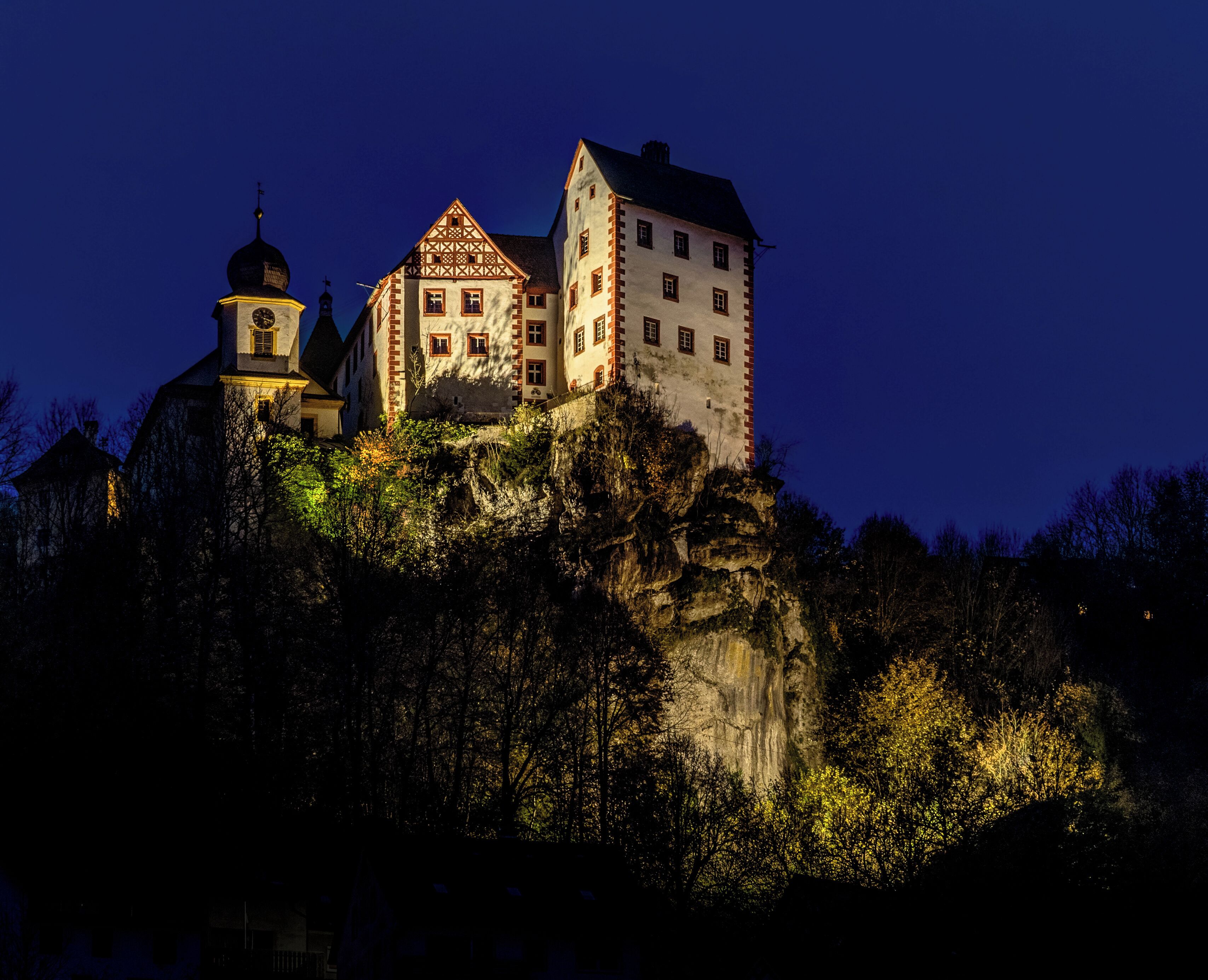 This is a photograph of an architectural monument. It is on the list of cultural monuments of Bayern, no. D-4-74-124-1