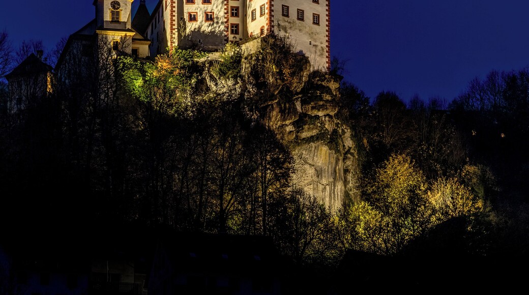 This is a photograph of an architectural monument. It is on the list of cultural monuments of Bayern, no. D-4-74-124-1
