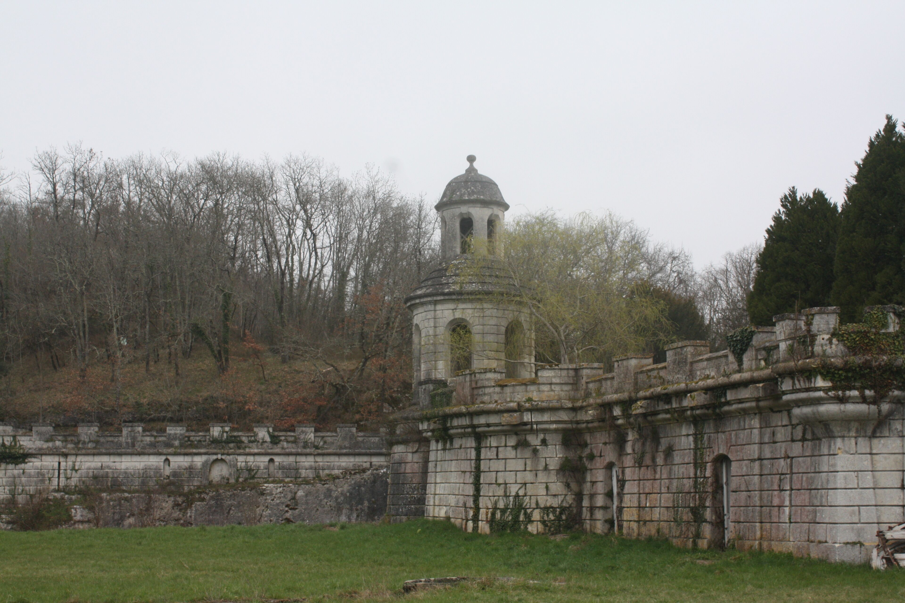 This building is indexed in the Base Mérimée, a database of architectural heritage maintained by the French Ministry of Culture, under the reference PA00104558 .