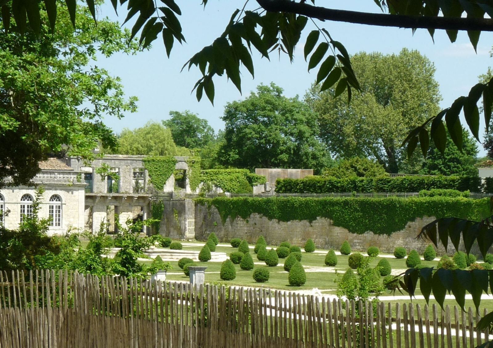 Jardins de l'Orangerie du château de La Rochebeaucourt, Edon, Charente, France
