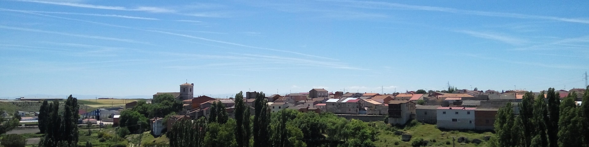 Vista de parte del pueblo y la torre de la iglesia de Cogeces del Monte
