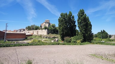 Parte trasera de la iglesia de Nuestra Señora de la Asunción de Cogeces del Monte