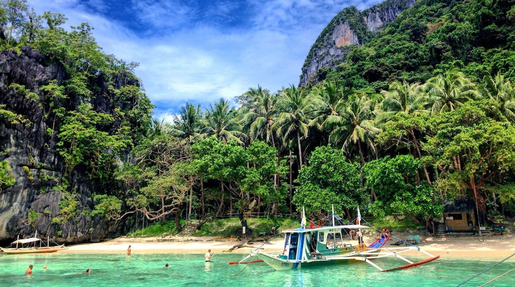 Diving snorkelling and soaking up the sun are some of the indulgences and the views of the limestone cliffs while sipping the tender coconuts are refreshing to the soul. El nido at its best. #endlesssummer