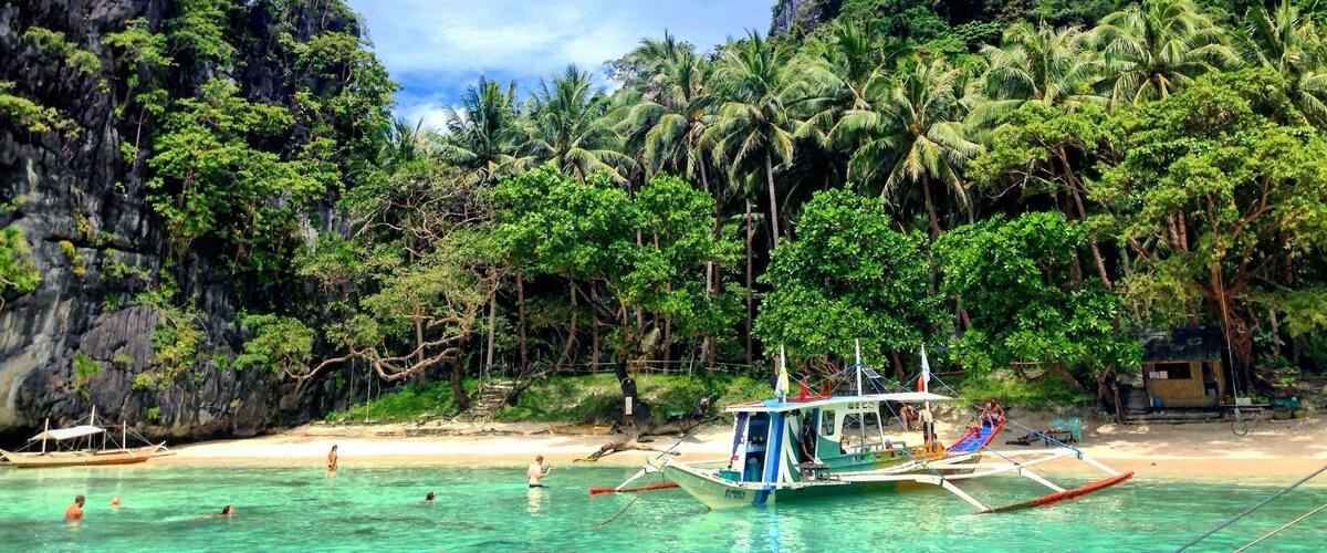 Diving snorkelling and soaking up the sun are some of the indulgences and the views of the limestone cliffs while sipping the tender coconuts are refreshing to the soul. El nido at its best. #endlesssummer