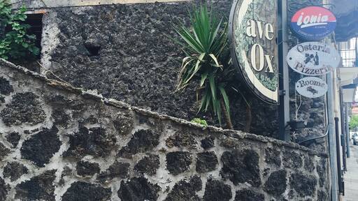 Delicious food and wine with expert guidance of the owner who radiates with the kind of Italian kindness you read about and hoped wasn't just a myth! Wonderful place for lunch! I've also read that at night it's a pizzeria to die for, will have to return 😘