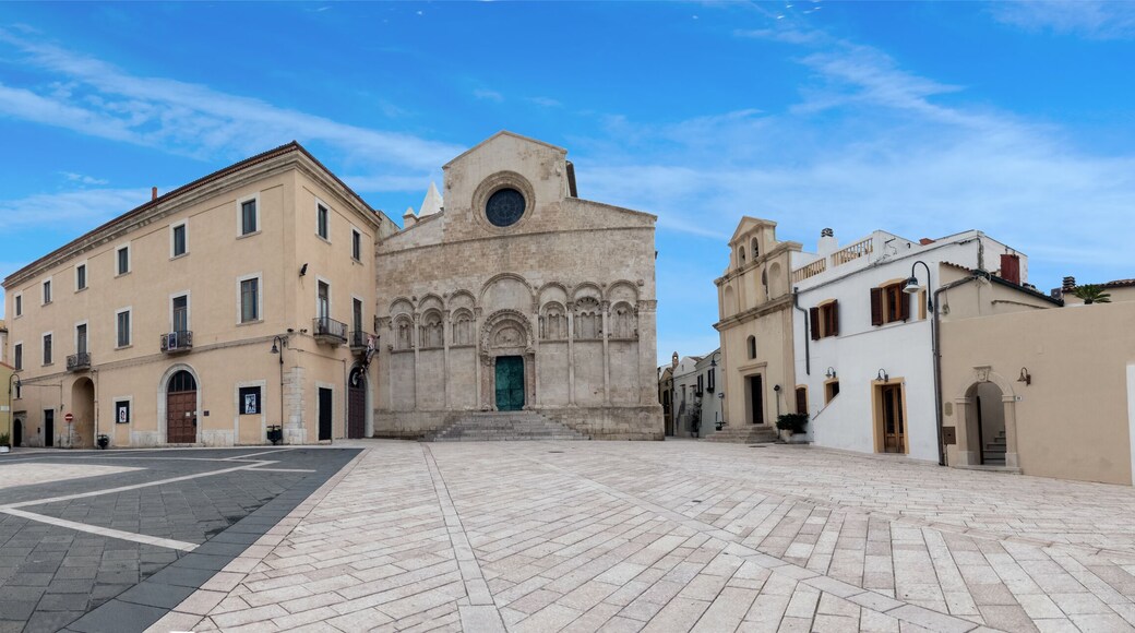 Termoli e la grande piazza centrale del borgo fortificato - panorama