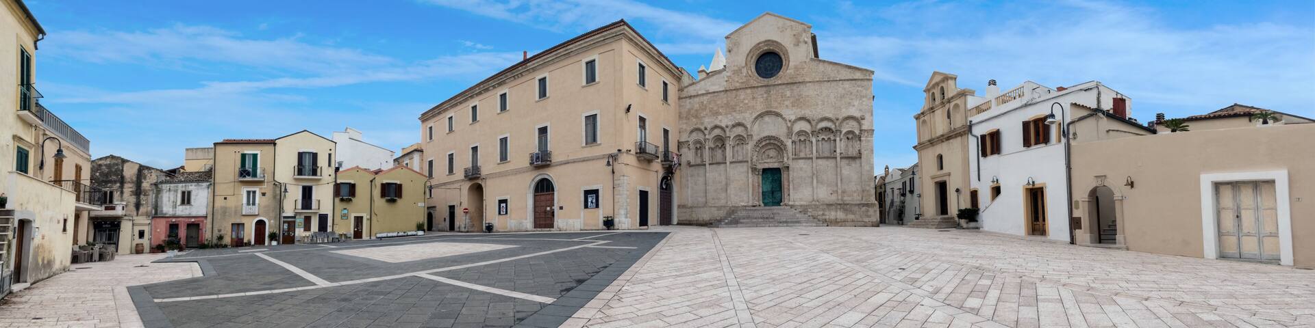 Termoli e la grande piazza centrale del borgo fortificato - panorama