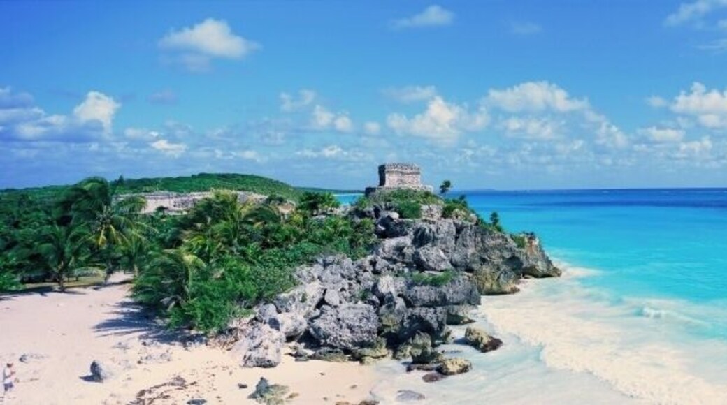 A panoramic view of the Templo del Dios del Viento Mayan ruins of Ruinas de Tulum (Tulum Ruins) in Quintana Roo, Yucatan Peninsula, Mexico