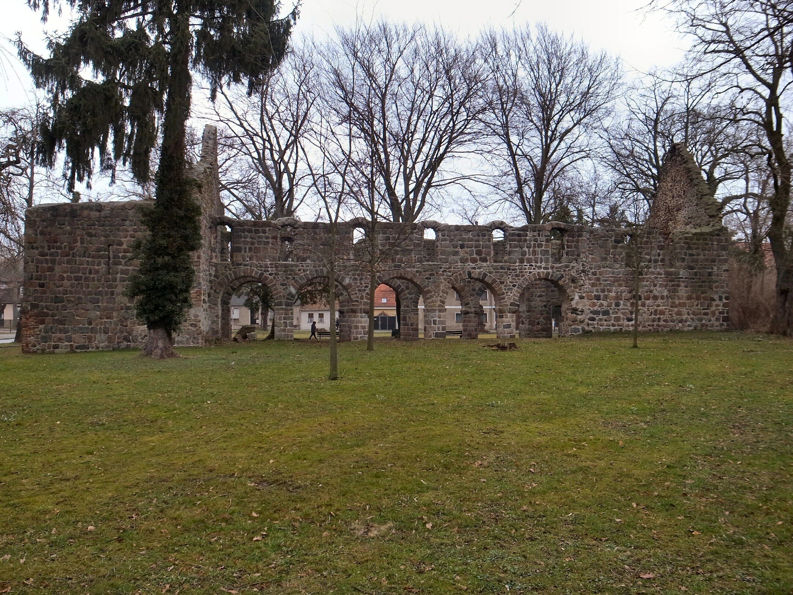 Loburg (Sachsen-Anhalt), Kirchenruine "Unser Lieben Frauen", Feldsteinbau 13. Jahrhundert, dreischiffige Basilika, Objekt der Straße der Romanik (Quelle: Informationstafel an der Kirche)