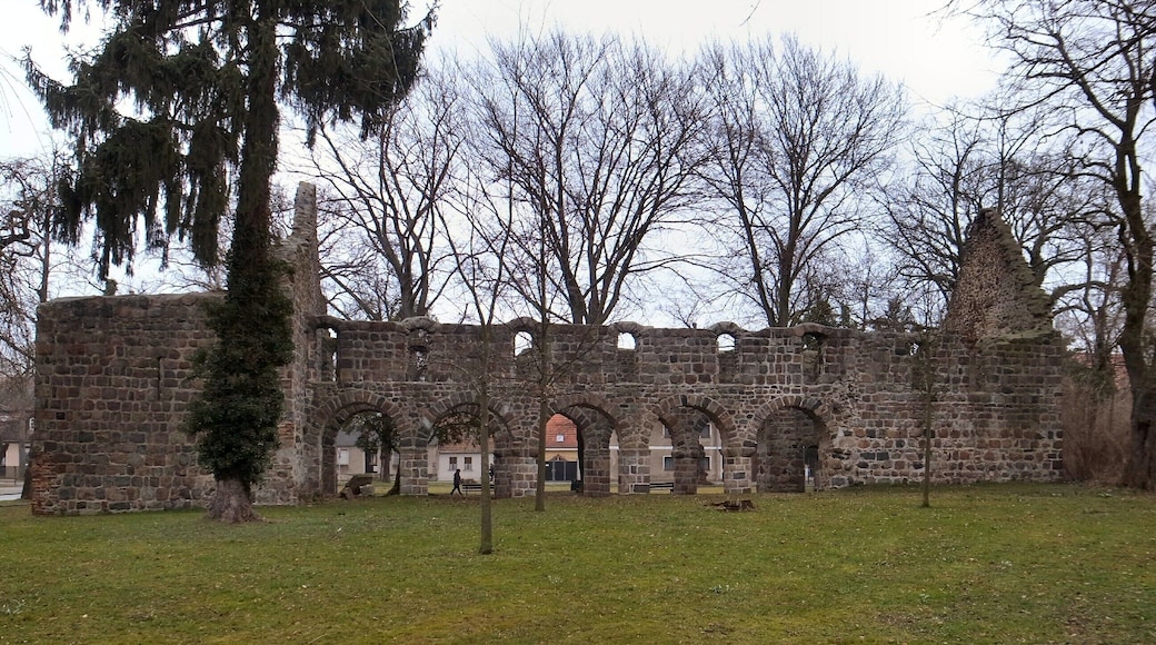Loburg (Sachsen-Anhalt), Kirchenruine "Unser Lieben Frauen", Feldsteinbau 13. Jahrhundert, dreischiffige Basilika, Objekt der Straße der Romanik (Quelle: Informationstafel an der Kirche)