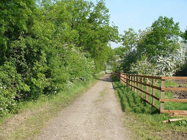 Carriage Drive, Wilstead. This permissive path was the rear drive from Wilstead to 829885.