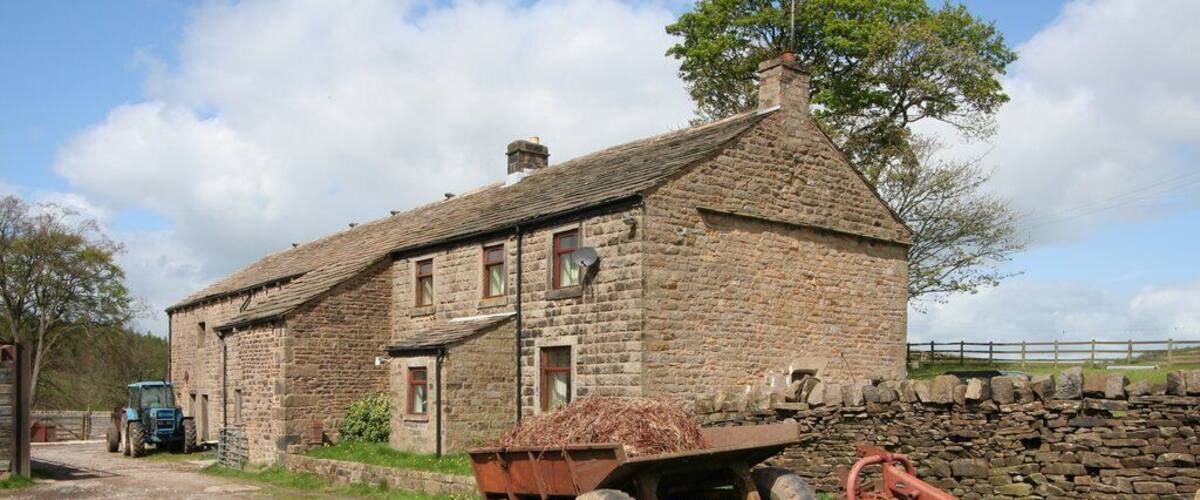 Dean House Farm The boundary of SD9338 brushes past the nearest corner of the farm house. I am stood in SD9438.