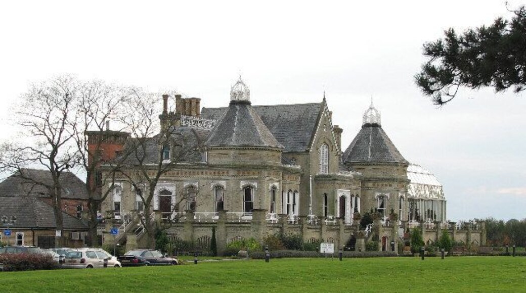 Elston Towers. Elston Towers has a very varied past, and in its latest guise is better known as "Eden Hall Day Spa". http://www.newarkadvertiser.co.uk/warner/warner24.htm