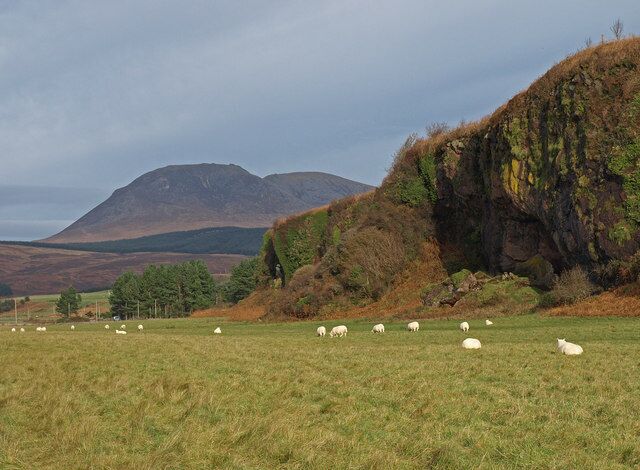 Beinn Bharrain The cliffs of Cnocan Cuallaich above the pasture.